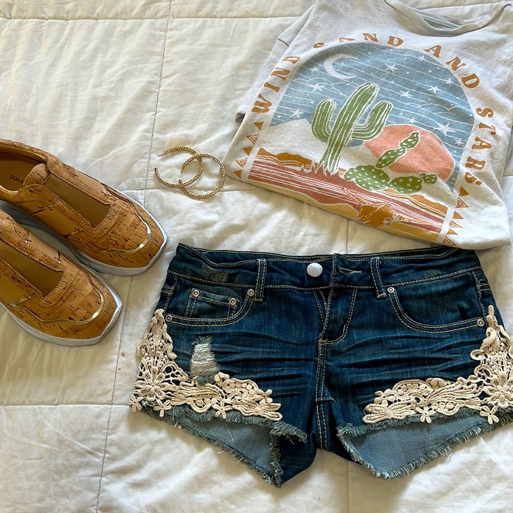 Lace embroidered jean shorts - Size 3